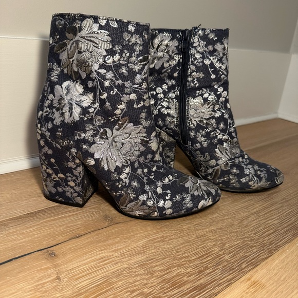 Heeled Flower Boots - Picture 2 of 5